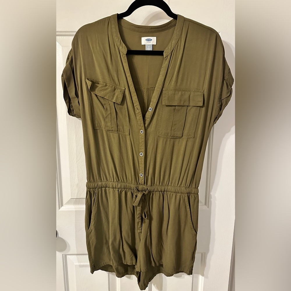 Old navy cargo romper with pockets, size medium